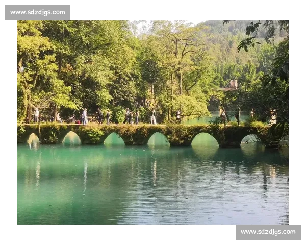 荔波小七孔大爷的 “不白来” 承诺：一桨摇出山水情